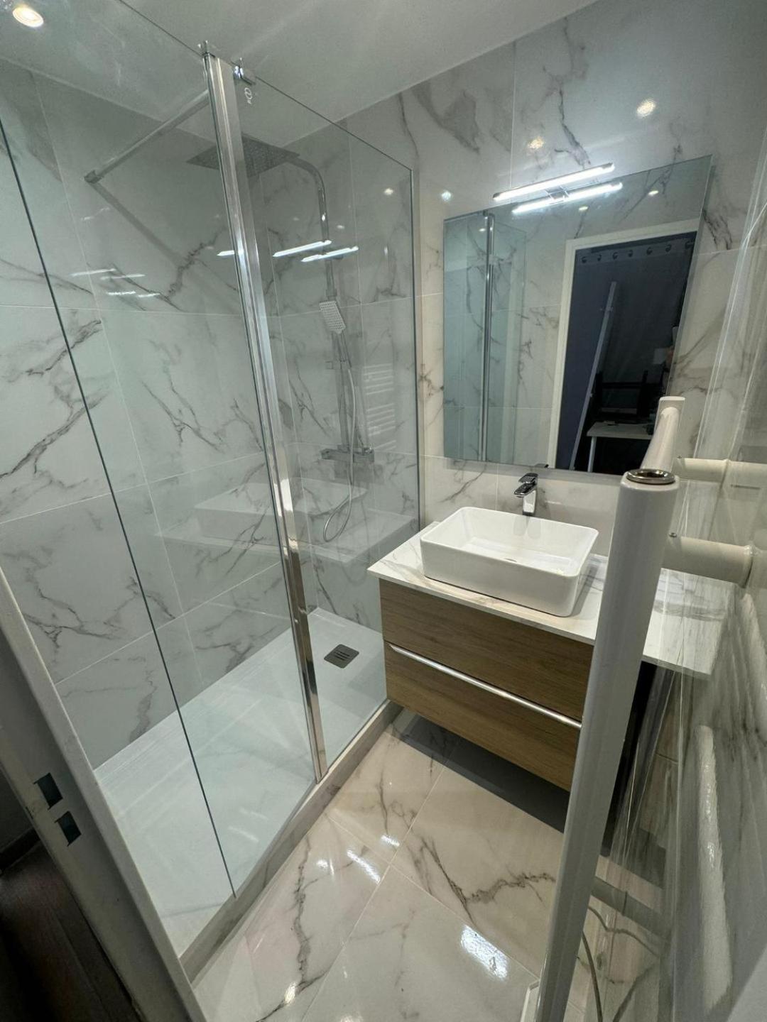 Appartement 2 Pieces En Etage Eleve, Centre-Ville Au Calme, Petite Vue Mer 尼斯 外观 照片